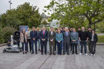 El conselleiro de Educación, Ciencia, Universidades e FP, Román Rodríguez, y el rector de la UVigo, Manuel Reigosa, en la inauguración  de la estación óptica terrena para comunicaciones cuántic