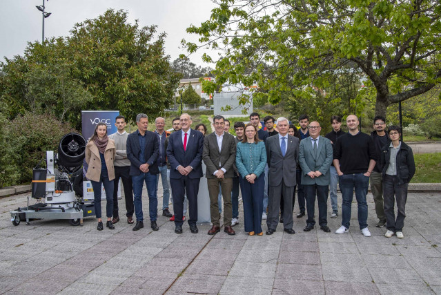 El conselleiro de Educación, Ciencia, Universidades e FP, Román Rodríguez, y el rector de la UVigo, Manuel Reigosa, en la inauguración  de la estación óptica terrena para comunicaciones cuánticas 'Antonia Ferrín', en el campus de la UVigo.