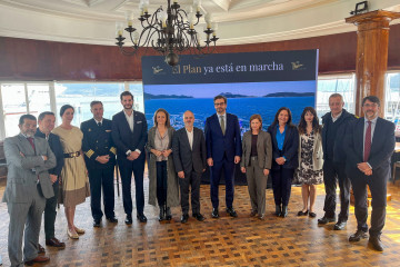 El conselleiro de Presidencia, Xustiza e Deportes, Diego Calvo, junto a otras autoridades, en el acto de presentación del programa del 120 aniversario del Real Club Náutico de Vigo.