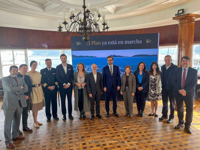 El conselleiro de Presidencia, Xustiza e Deportes, Diego Calvo, junto a otras autoridades, en el acto de presentación del programa del 120 aniversario del Real Club Náutico de Vigo.