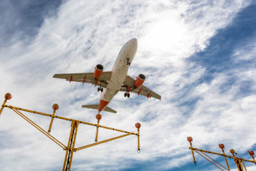 Archivo - Avión volando.