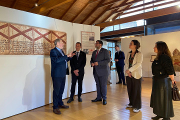 El alcalde de Ávila, Jesús Manuel Sánchez Cabrera, acompañado por el alcalde de Tui, Enrique Cabaleiro, y el gerente de la Red de Juderías, Iñaki Echeveste, inaugura 'Sambenitos de la catedral d