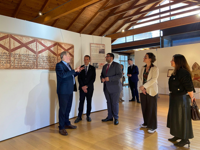 El alcalde de Ávila, Jesús Manuel Sánchez Cabrera, acompañado por el alcalde de Tui, Enrique Cabaleiro, y el gerente de la Red de Juderías, Iñaki Echeveste, inaugura 'Sambenitos de la catedral de Tui: historia, memoria e infamia'