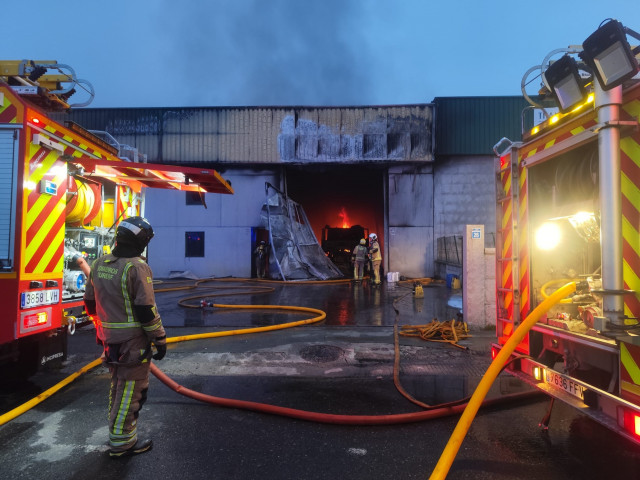 Controlado un incendio en San Cibrao das Viñas (Ourense) que afectó a una nave de transportes