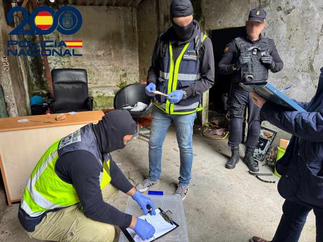 Operativo antidroga llevado a cabo en Coruxo y A Florida (Vigo) por parte de la Policía Nacional, que se saldó con tres detenidos y diversas cantidades de droga y dinero intervenidos.