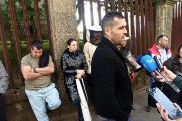 Protesta de productores ante el Parlamento, con el responsable de la Plataforma Gandeiros e Gandeiras ELES ELAS, Adrián Riádigos