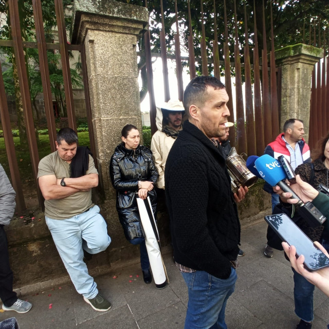 Protesta de productores ante el Parlamento, con el responsable de la Plataforma Gandeiros e Gandeiras ELES ELAS, Adrián Riádigos