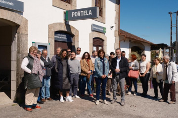 La senadora del BNG, Carme da Silva, visita la estación de tren de A Portela, en Barro (Pontevedra).