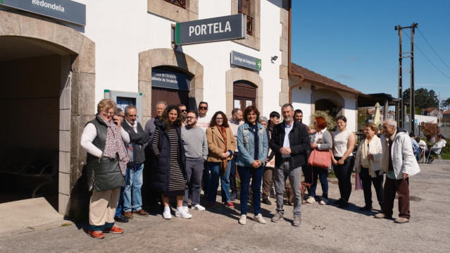 La senadora del BNG, Carme da Silva, visita la estación de tren de A Portela, en Barro (Pontevedra).