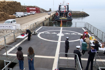 El patrullero 'Arnomendi' en el puerto de Burela (Lugo).