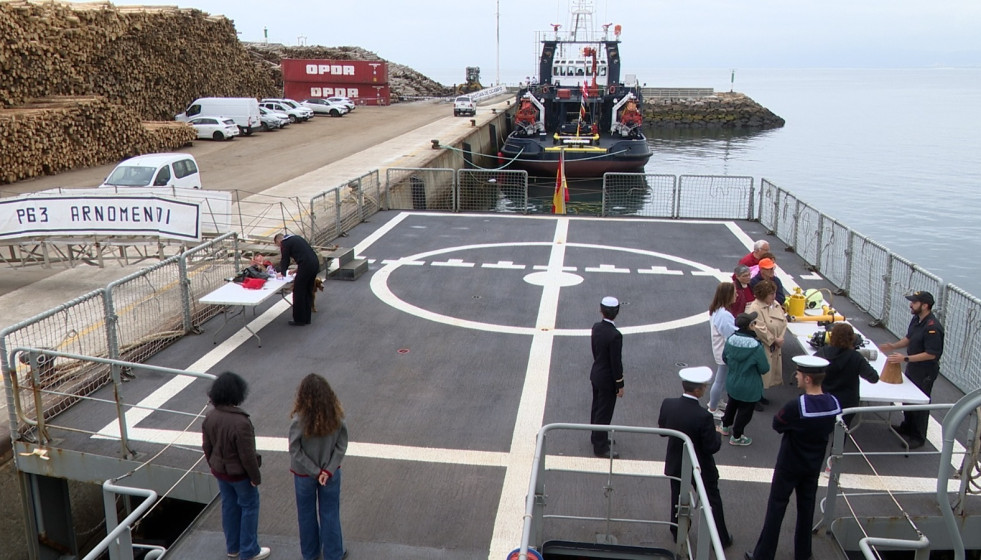 El patrullero 'Arnomendi' en el puerto de Burela (Lugo).