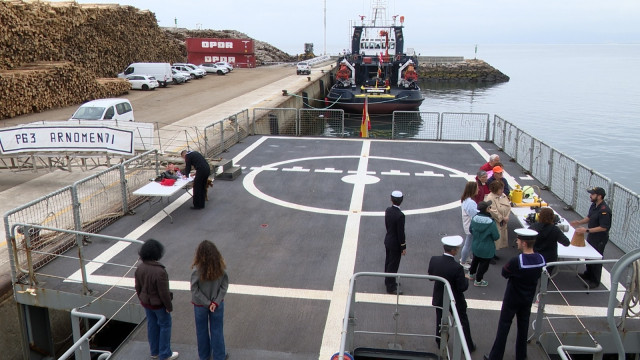 El patrullero 'Arnomendi' en el puerto de Burela (Lugo).