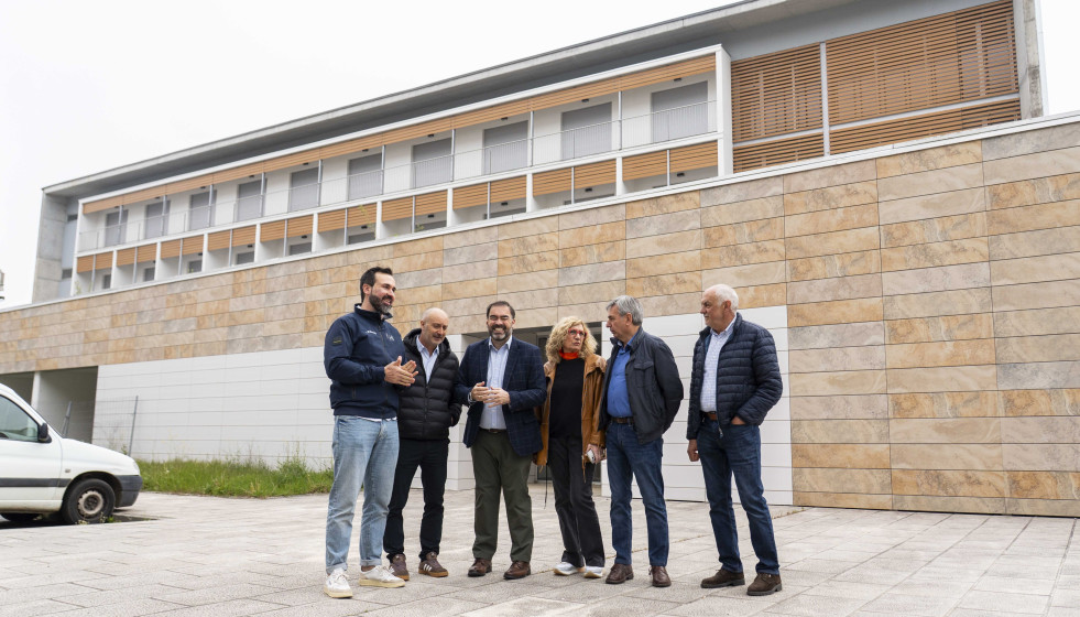 El portavoz parlamentario del PPdeG, Alberto Pazos, visita la residencia de mayores de Becerreá (Lugo).