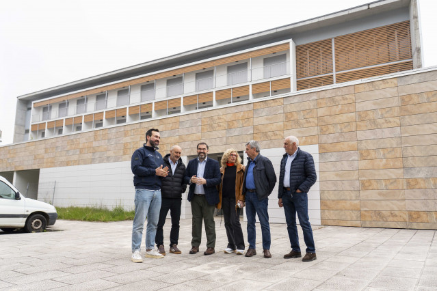 El portavoz parlamentario del PPdeG, Alberto Pazos, visita la residencia de mayores de Becerreá (Lugo).