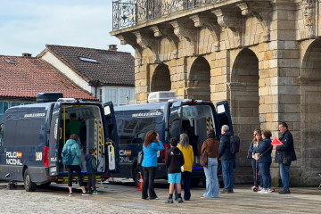 20260417 FOTO FURGÓNS POLICÍA NACIONAL OBRADOIRO