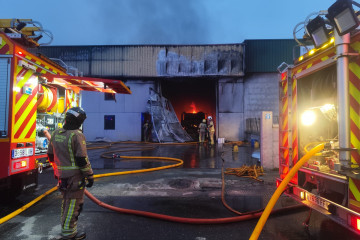 Controlado un incendio en San Cibrao das Viñas (Ourense) que afectó a una nave de transportes