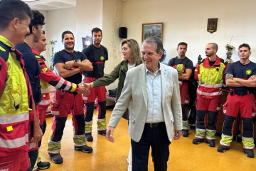 El alcalde de Vigo, Abel Caballero, saluda a los nuevos bomberos y conductores bomberos.