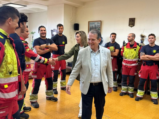 El alcalde de Vigo, Abel Caballero, saluda a los nuevos bomberos y conductores bomberos.