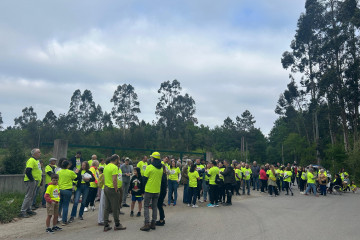 Decenas de vecinos participan en la andaina reivindicativa de la Plataforma STOP Planta de Residuos Cacheiras