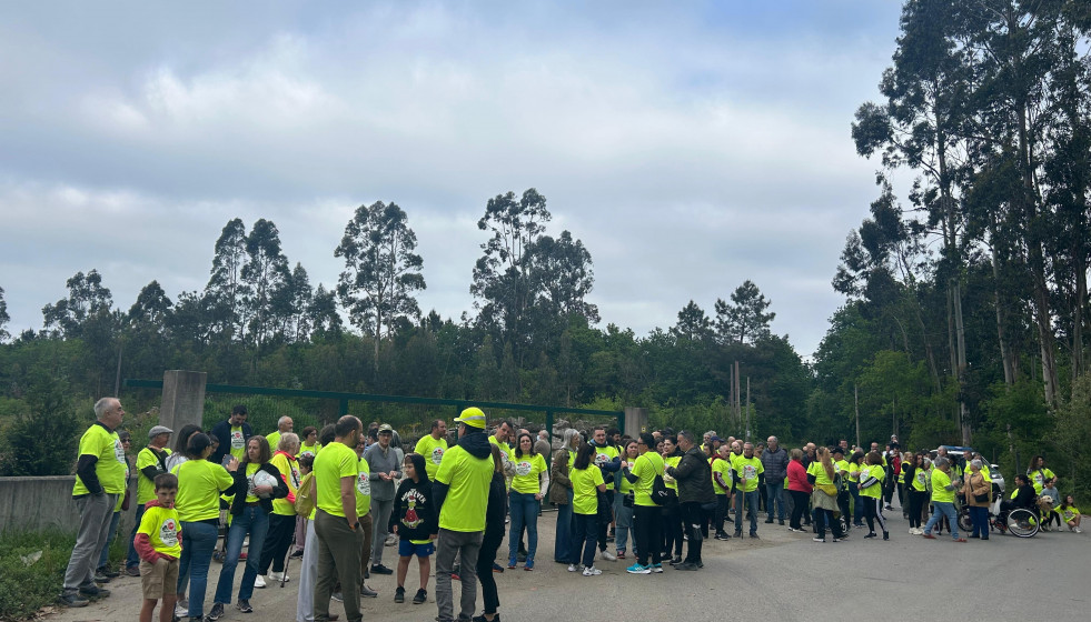 Decenas de vecinos participan en la andaina reivindicativa de la Plataforma STOP Planta de Residuos Cacheiras