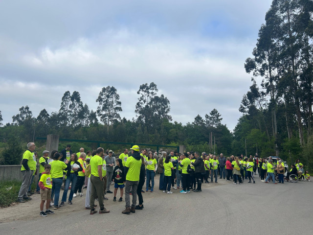 Decenas de vecinos participan en la andaina reivindicativa de la Plataforma STOP Planta de Residuos Cacheiras