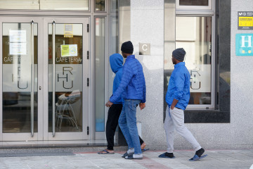 Archivo - Un grupo de migrantes refugiados en el hotel en el que permanecen alojados en protesta por la denegación de sus solicitudes de asilo, a 19 de febrero de 2025, en Monterroso, Lugo