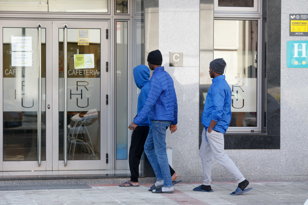 Archivo - Un grupo de migrantes refugiados en el hotel en el que permanecen alojados en protesta por la denegación de sus solicitudes de asilo, a 19 de febrero de 2025, en Monterroso, Lugo