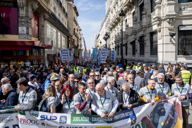 Archivo - Decenas de personas durante una manifestación de guardias civiles y policías, desde la Plaza de España al Congreso de los Diputados, a 16 de marzo de 2024, en Madrid.