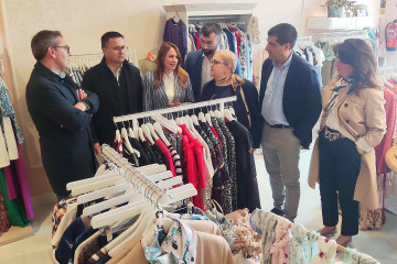 El conselleiro de Emprego, Comercio e Emigración, José González, visita tiendas de Ribadeo