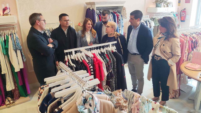 El conselleiro de Emprego, Comercio e Emigración, José González, visita tiendas de Ribadeo
