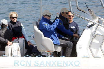 El Rey Juan Carlos y la Infanta Elena zarpan del puerto en la primera jornada de las regatas, a 18 de abril de 2026, en Sanxenxo (Pontevedra, Galicia, España)