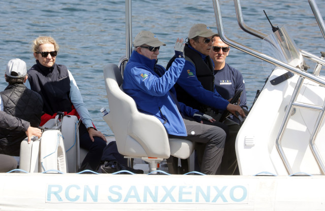 El Rey Juan Carlos y la Infanta Elena zarpan del puerto en la primera jornada de las regatas, a 18 de abril de 2026, en Sanxenxo (Pontevedra, Galicia, España)