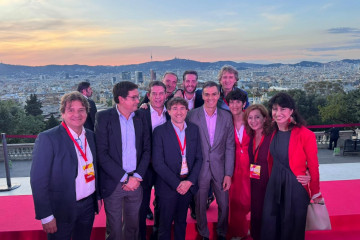 El secretario xeral do PSdeG, José Ramón Gómez Besteiro, con el presidente, Pedro Sánchez, y demás representantes políticos en Barcelona