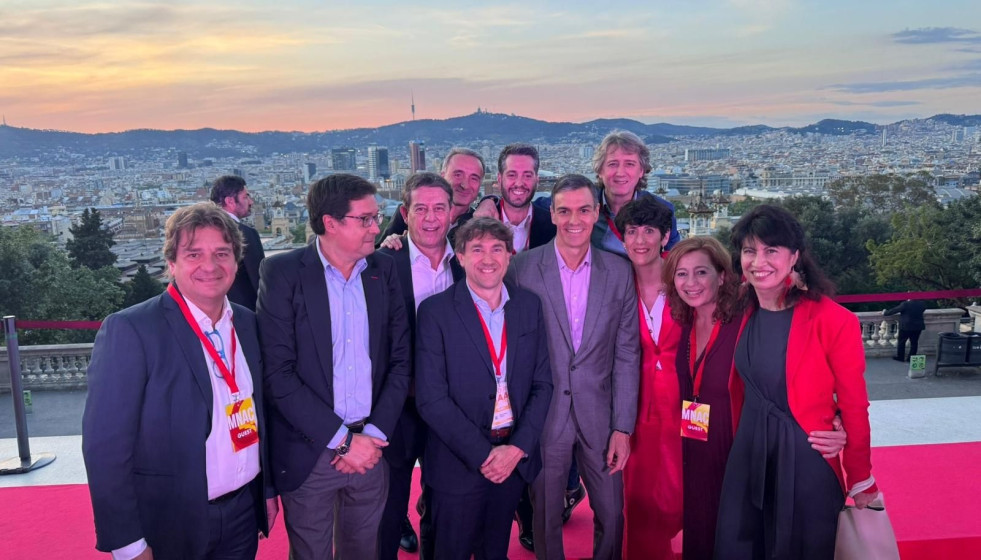 El secretario xeral do PSdeG, José Ramón Gómez Besteiro, con el presidente, Pedro Sánchez, y demás representantes políticos en Barcelona