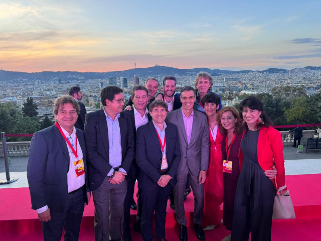 El secretario xeral do PSdeG, José Ramón Gómez Besteiro, con el presidente, Pedro Sánchez, y demás representantes políticos en Barcelona
