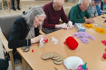 Usuarios de una residencia de la Diputación de Lugo en las actividades para promover un envejecimiento activo