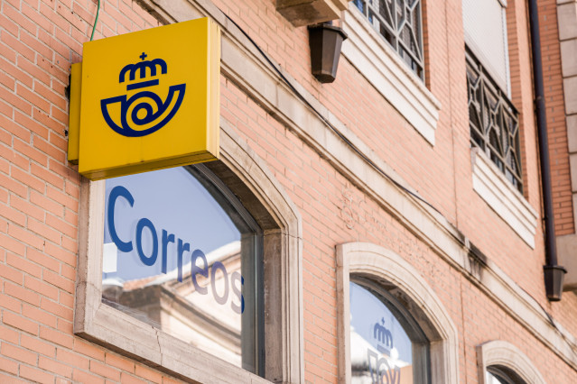 Oficina de Correos de Palos de la Frontera, a 16 de abril de 2026, en Madrid (España). Las personas migrantes podrán empezar a solicitar su regularización telemáticamente a partir de las 00:30 horas de este jueves 16 de abril, según han confirmado fuentes