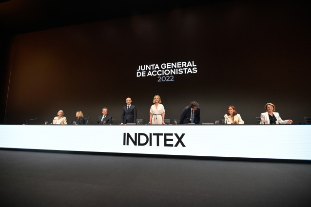 Archivo - En el centro, el consejero delegado de Inditex, Óscar García Maceiras, y la presidenta de Inditex, Marta Ortega, junto con el resto de miembros del Consejo de Administración durante la primera convocatoria de la Junta General de Accionistas de I