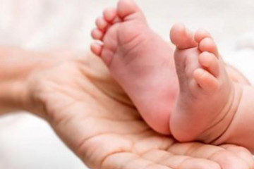 Archivo - En la prueba del talón se extrae una gota de sangre del talón del bebé.