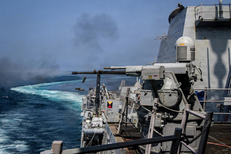 Estados Unidos intercepta un barco iraní en Ormuz y hace tambalear las negociaciones por la paz
