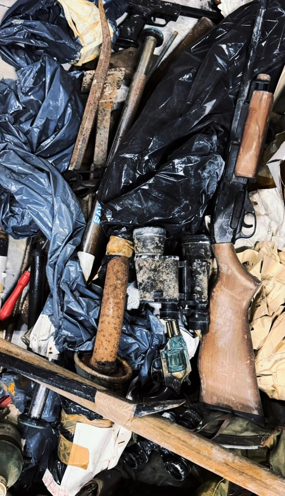 Armas en el archivo judicial de Santiago en una foto de Alternativas na Xustiza