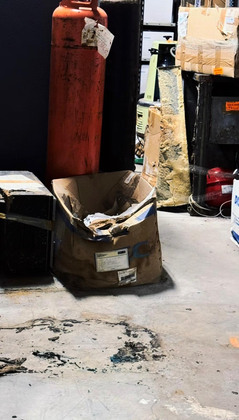 Caja deteriorada en el archivo judicial de Santiago en una foto de Alternativas na Xustiza