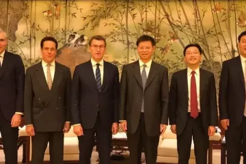 Feijóo en su reunión con el vicealcalde de Shanghai durante su viaje a China en 2017
