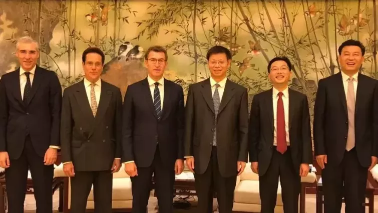 Políticos gallegos del PP y el PSOE obvian las críticas de Madrid y apuestan por China, como ya hiciera Feijóo