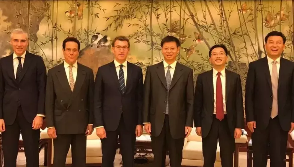 Feijóo en su reunión con el vicealcalde de Shanghai durante su viaje a China en 2017