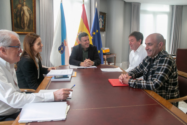 Representantes de la Diputación de A Coruña y el Ayuntamiento de Sada mantienen una reunión