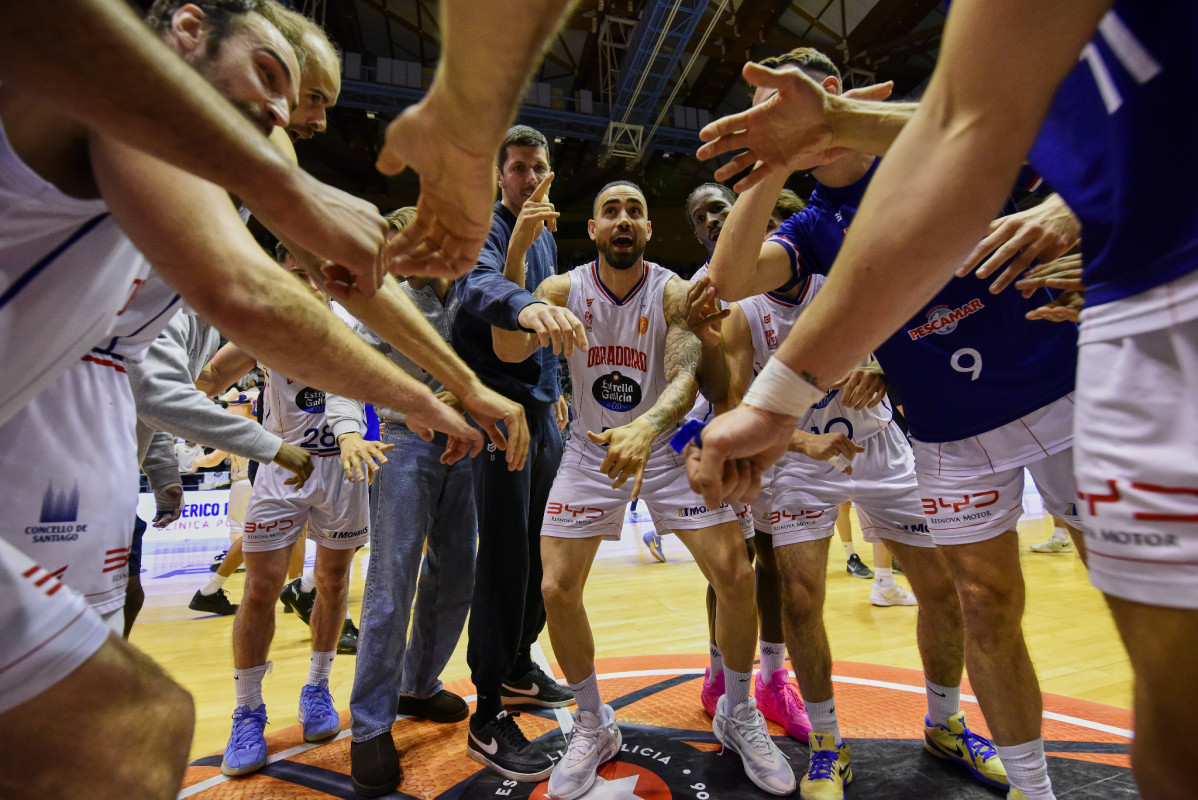Obradoiro celebrando su victoria ante el COB