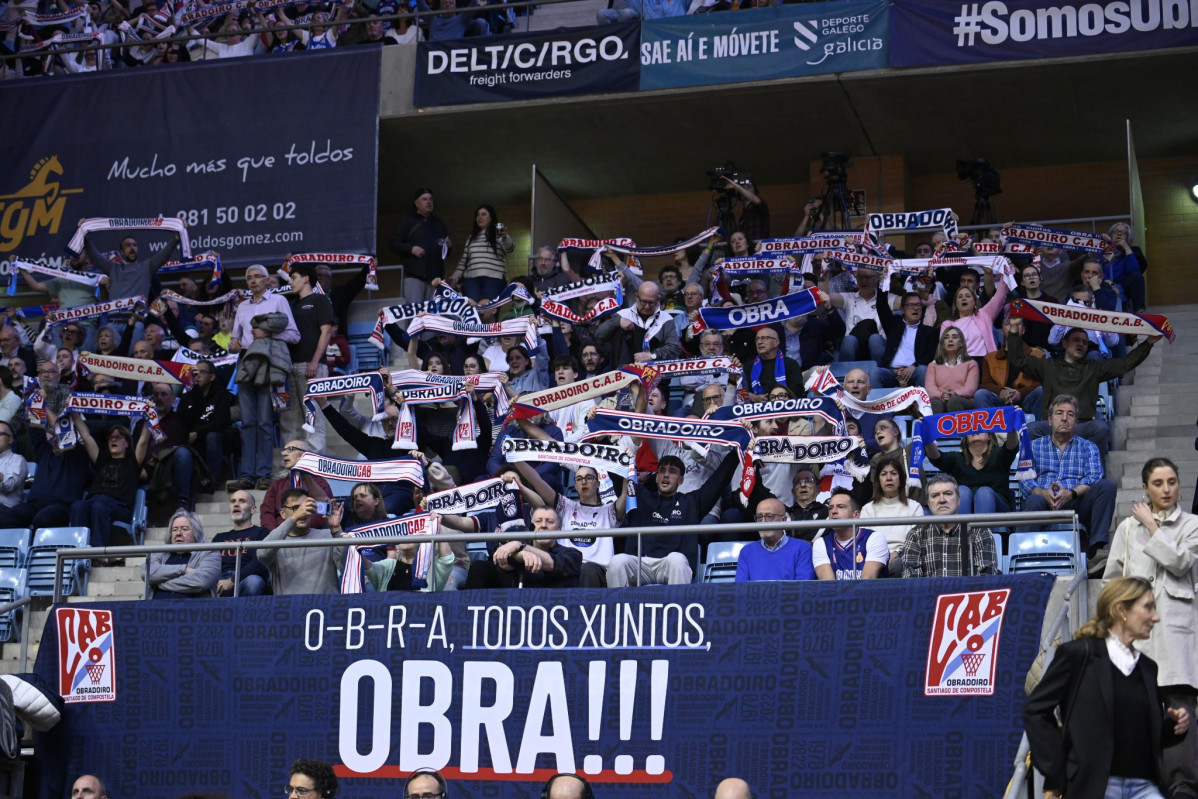 La aficciu00f3n del Obradoiro en el Multiusos del Sar