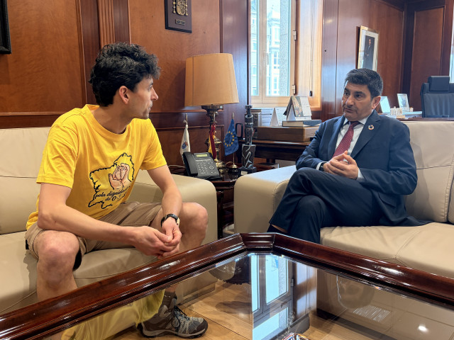 El delegado del Gobierno en Galicia, Pedro Blanco, se reune con el representante de la Plataforma Galicia Dignidade 0-3, David Castro