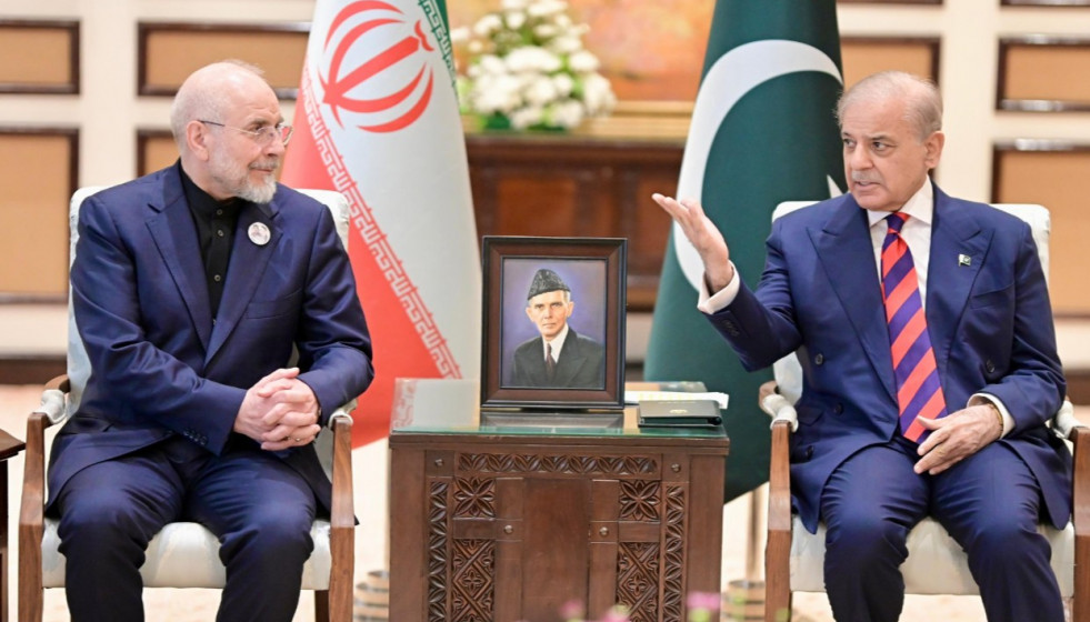 El primer ministro pakistaní con la delegación iraní en las Conversaciones de Islamabad el  11 de abril de 2026